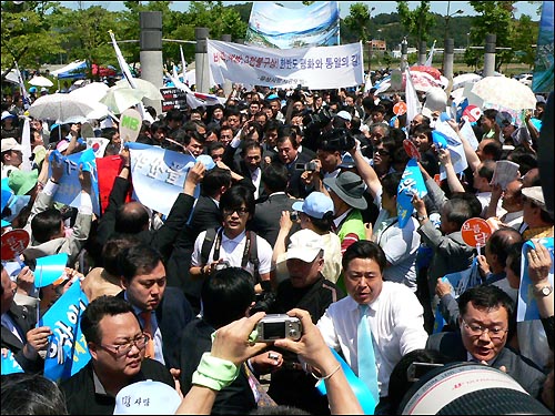 행사장 입구에는 각 후보 지지자들이 몰려 북새통을 이뤘다. 